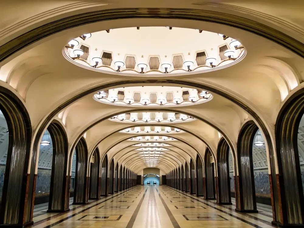 Moskauer Metro — Innenraum mit Bögen